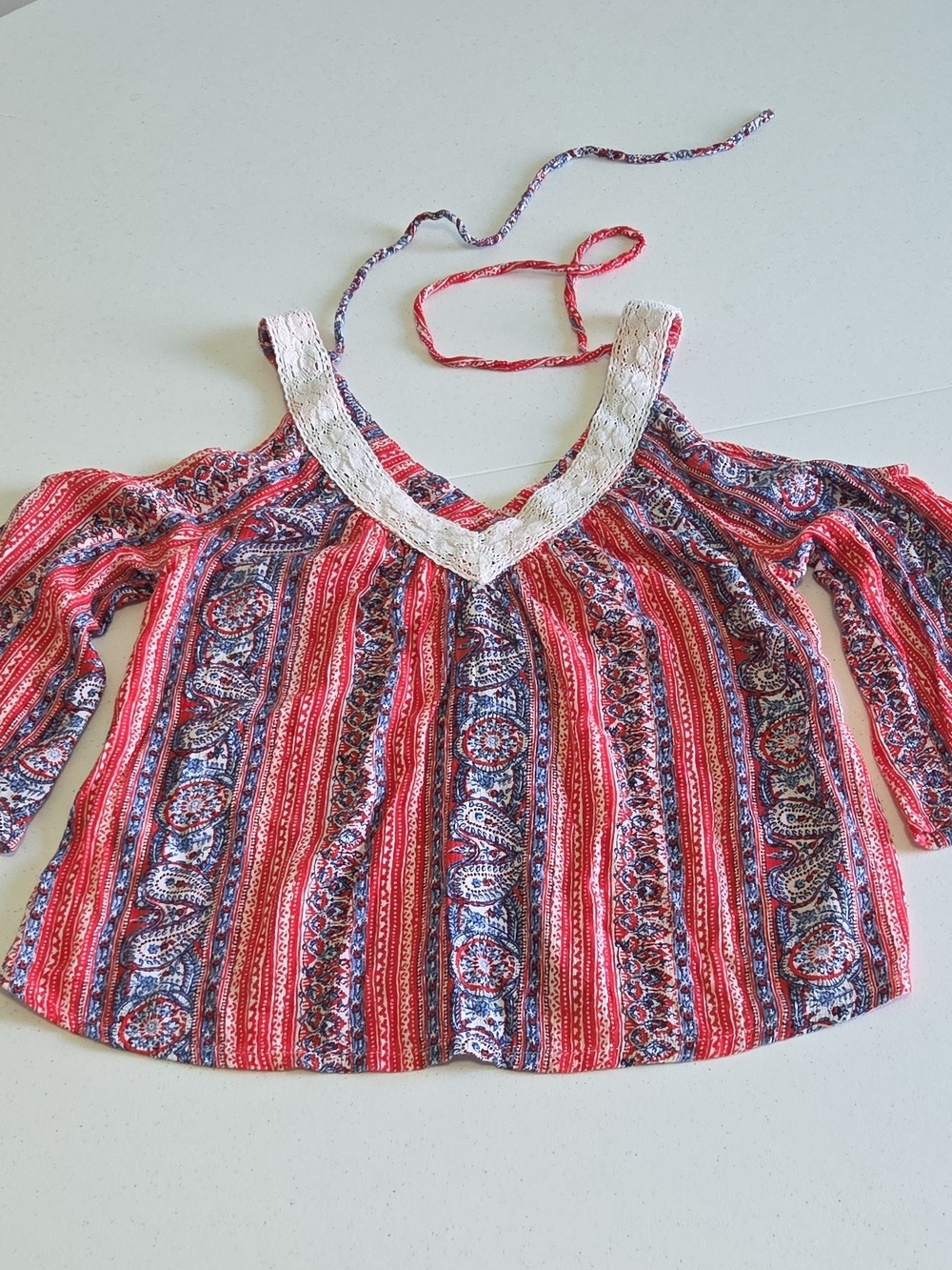 Hollister Red & Blue Paisley Cold-Shoulder with Lace Trim V-Neck Beachy Blouse